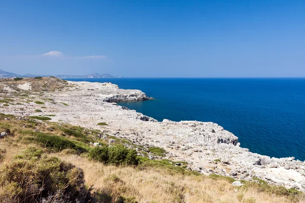 Playa de Kolymbia con la costa rocosa en Grecia . —  Fotos de Stock