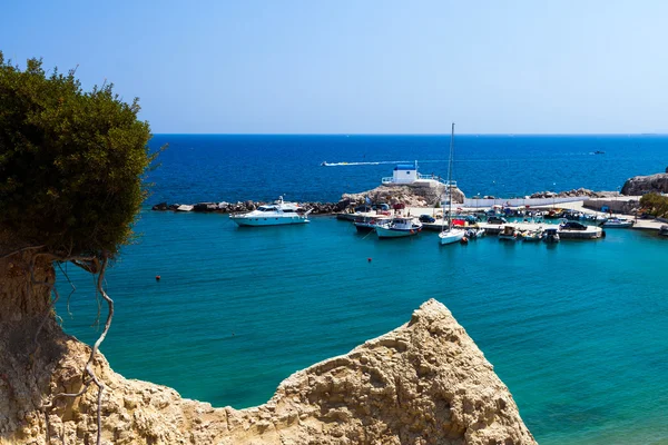 Kolymbia beach with the rocky coast in Greece. — Stock Photo, Image