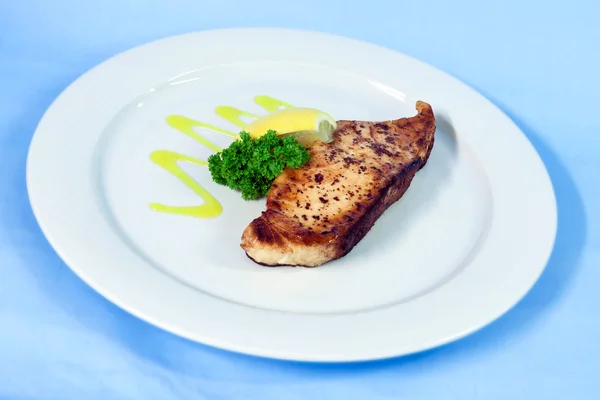 Modernes Essen auf weißem Teller und blauem Hintergrund — Stockfoto