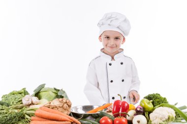 Küçük bir oğlan salatası, yapma şef aşçı sebze yemek olarak