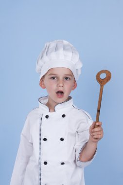 Küçük bir oğlan salatası, yapma şef aşçı sebze yemek olarak