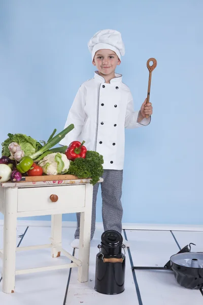 Küçük bir oğlan salatası, yapma şef aşçı sebze yemek olarak — Stok fotoğraf