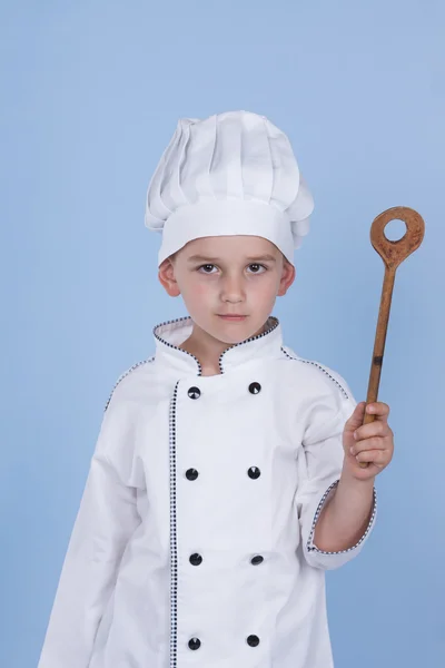 Seorang anak kecil sebagai koki memasak salad, memasak dengan sayuran — Stok Foto