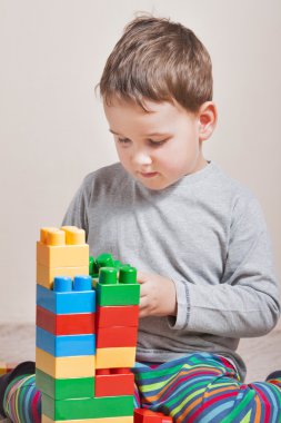 Renkli küpler ile küçük çocuk