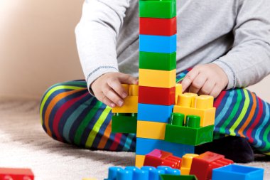 Renkli küpler ile küçük çocuk