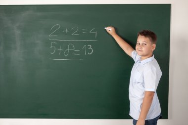 Çocuk okul panoları ile bir gömlek içinde