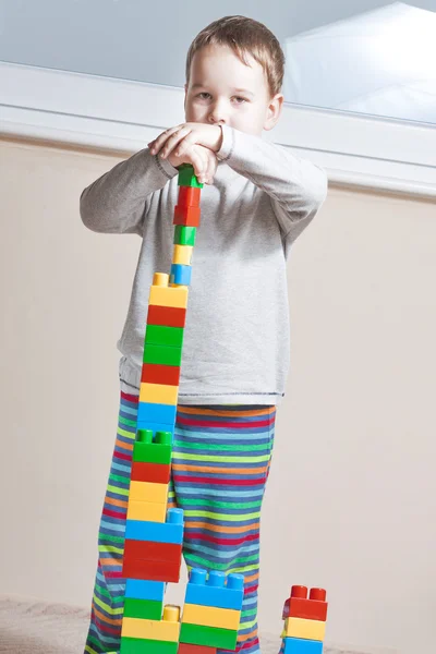 Spelen van kleine jongen met gekleurde blokjes — Stockfoto