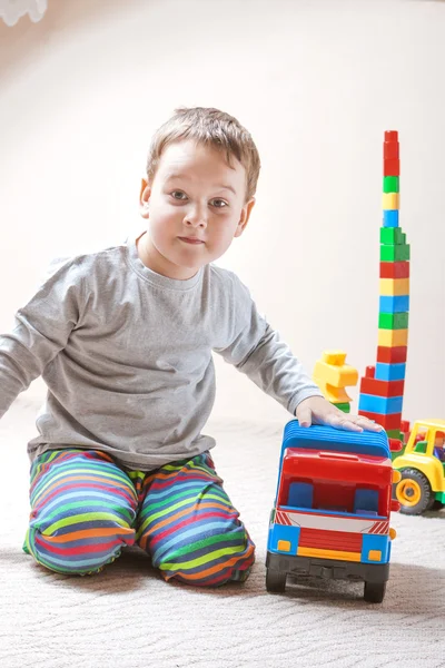 Spielender kleiner Junge mit farbigen Würfeln — Stockfoto