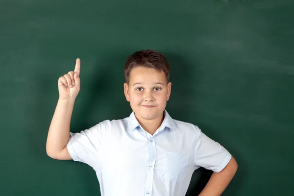 Menino de camisa com pranchas escolares — Fotografia de Stock