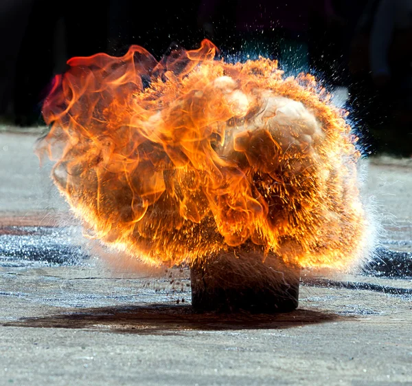 Large fire explosion - attempt response to the hot oil and water — Stock Photo, Image