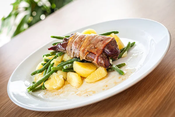 料理-豚ヒレ肉とブラジャー、松の実とネギ. ロイヤリティフリーのストック画像