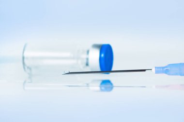 Beyaz zemin üzerinde beyaz arkaplan ile şırınga