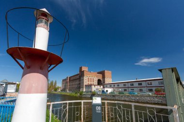 PARDUBICE, CZECH REPUBLIC - 22 Nisan 2016: Otomatik Değirmen Pardubice Binası. Mimar Josef Gocar 'ın 1910' dan kalma önemli bir endüstriyel mimari anıtı. Deniz fenerli Chrudimka Nehri.