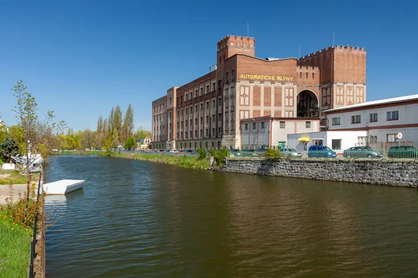 Pardubice República Checa Abril Construção Moinhos Automáticos Pardubice Abril 2016 Imagens De Bancos De Imagens