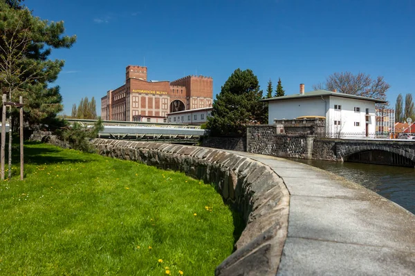 Pardubice República Checa Abril Construcción Molinos Automáticos Pardubice Abril 2016 Fotos de stock libres de derechos