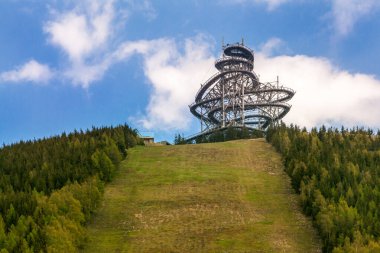 Bulutlarda iz dağlarda orman ve gökyüzü olan güzel bir manzara. Aşağı Moravya 'da saf doğa - Çek Cumhuriyeti