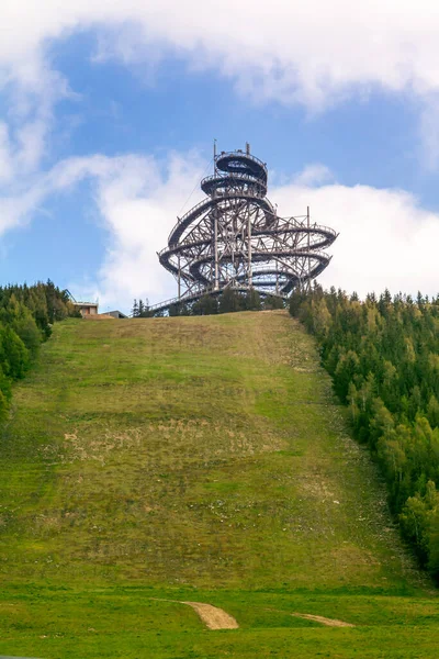 雲の中のトレイル..山の上の森と空と美しい風景。モラヴィア地方の純粋な自然-チェコ共和国 ストックフォト