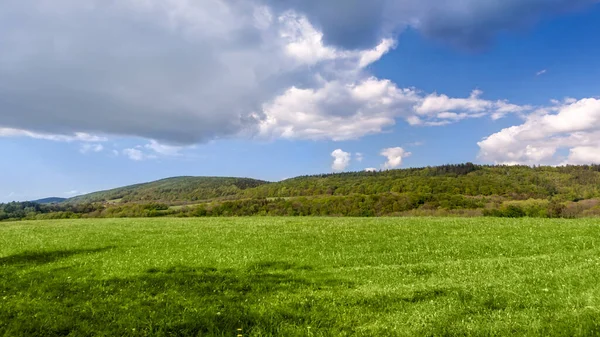 Idylliskt lantlig utsikt över vacker jordbruksmark i de vackra omgivningarna av järnbergen — Stockfoto