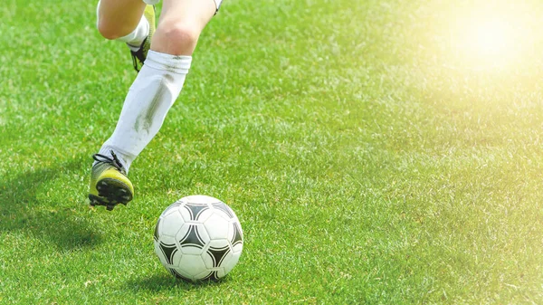 Football Player Compete For a Ball. Children Playing Sports on Grass Pitch. Closeup Image of Youth Football Competition Match. — Stock Photo, Image