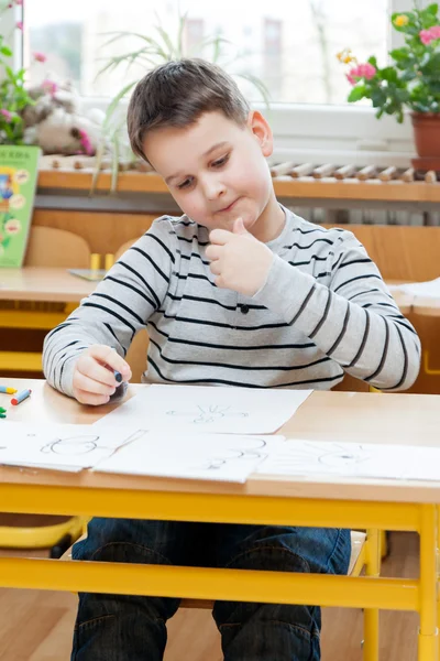 Óvodai fiú csinál igénylés az iskolába — Stock Fotó