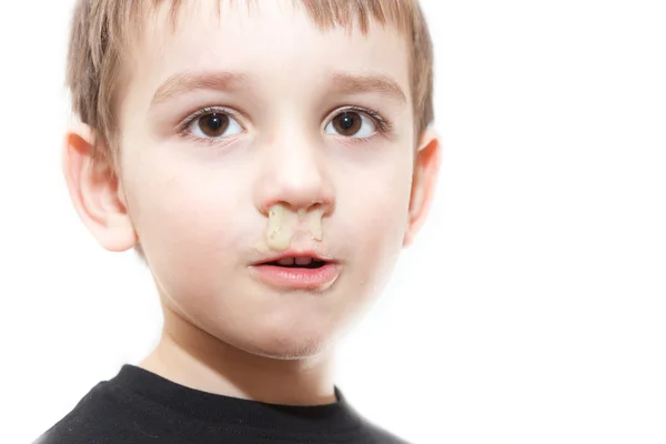 Menino doente com gripe e rinite verde no nariz - imagem isolada — Fotografia de Stock