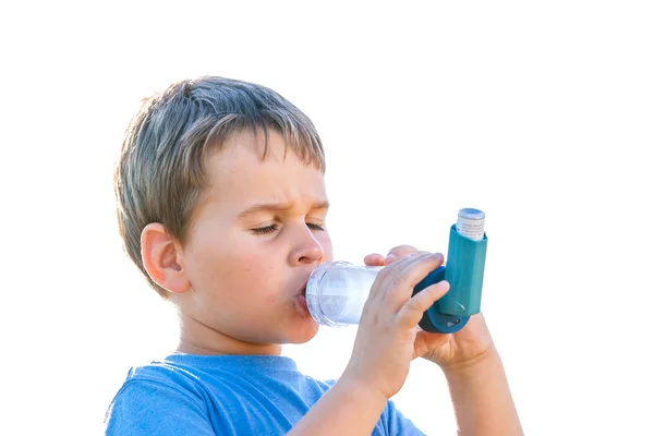 Anak laki-laki menggunakan inhaler untuk asma di desa dengan matahari terbenam musim panas — Stok Foto