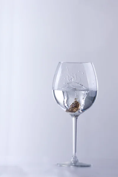 Гандбол Чешские монеты в стакане воды — стоковое фото