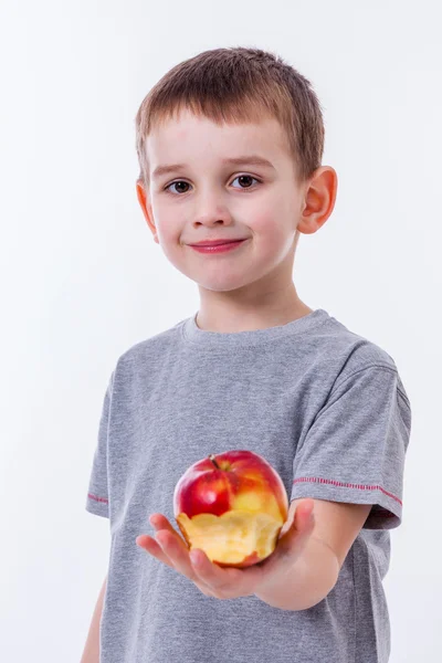 Niño pequeño con comida aislada sobre fondo blanco - manzana o una m — Foto de Stock