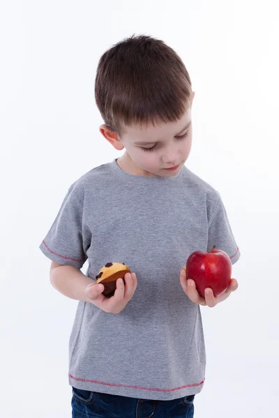 Niño pequeño con comida aislada sobre fondo blanco - manzana o una m — Foto de Stock