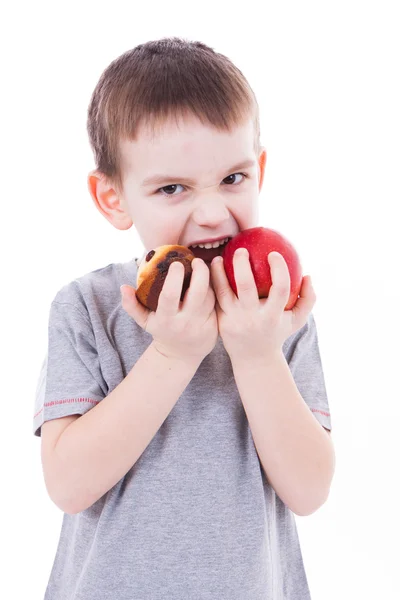 Niño pequeño con comida aislada sobre fondo blanco - manzana o una m — Foto de Stock