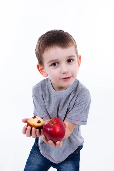 Niño pequeño con comida aislada sobre fondo blanco - manzana o una m —  Fotos de Stock