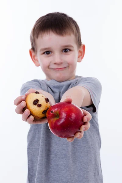 Kleiner Junge mit Nahrung isoliert auf weißem Hintergrund - Apfel oder ein m — Stockfoto