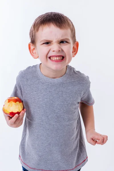 Liten pojke med mat isolerad på vit bakgrund - apple eller en m — Stockfoto