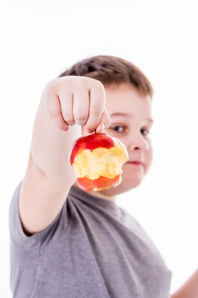 Niño pequeño con comida aislada sobre fondo blanco - manzana o magdalena — Foto de Stock