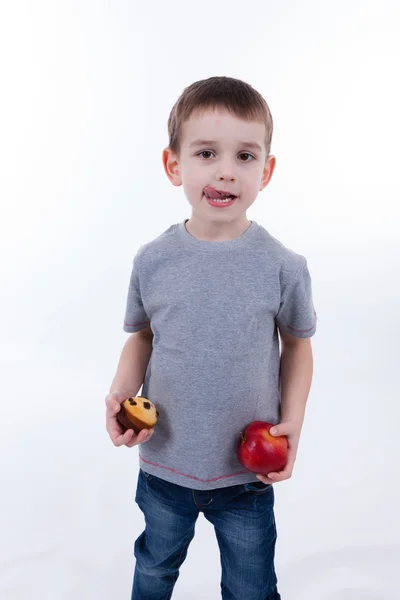 Kleiner Junge mit Nahrung isoliert auf weißem Hintergrund - Apfel oder ein m — Stockfoto