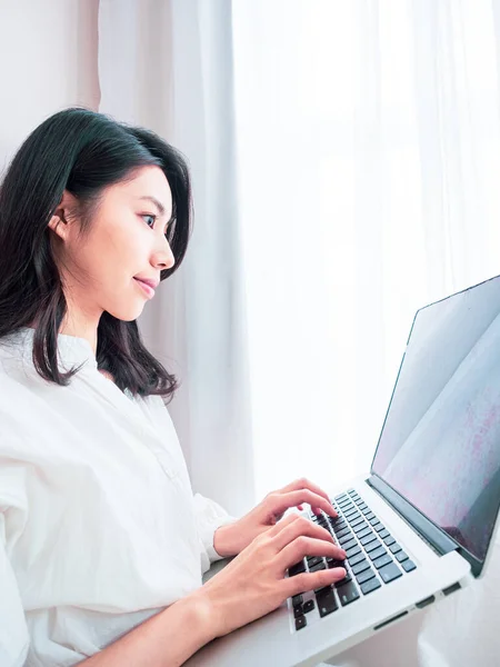 在家里用电脑的年轻亚洲女人 — 图库照片