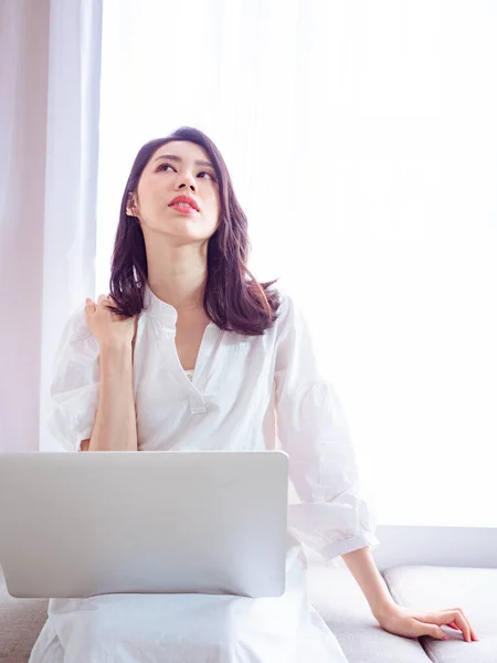 Giovane Donna Asiatica Che Soffre Dolore Alla Spalla Quando Utilizza — Foto Stock