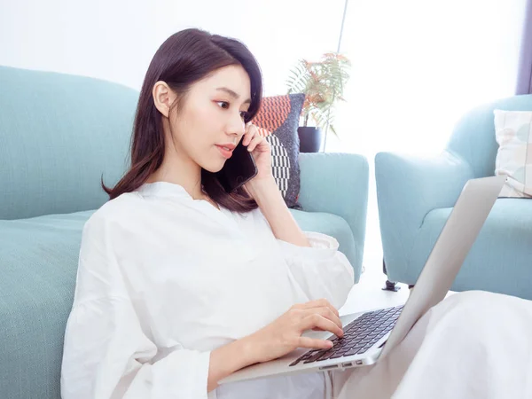 Jeune Femme Assise Sur Canapé Dans Salon Maison Seule Dactylographier — Photo