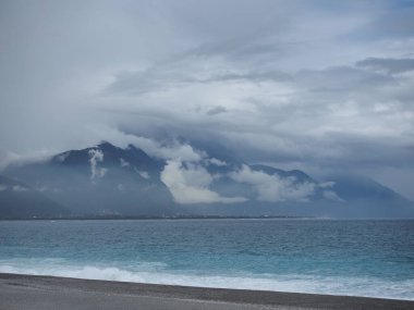 Tayvan 'da deniz manzaralı ve plajlı bulutlu