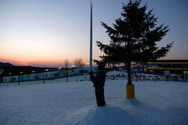 Pekin - 3 Ocak 2020 'de Pekin, Çin' de Nanshan Kayak Köyü cephesi. İnsanlar kışın kayak yapmayı kayak merkezinde öğreniyor..