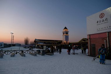 Pekin - 3 Ocak 2020 'de Pekin, Çin' de Nanshan Kayak Köyü cephesi. İnsanlar kışın kayak yapmayı kayak merkezinde öğreniyor..