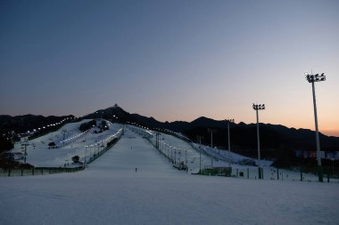 Pekin - 3 Ocak 2020 'de Pekin, Çin' de Nanshan Kayak Köyü cephesi. İnsanlar kışın kayak yapmayı kayak merkezinde öğreniyor..