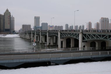 Changchun - 6 Ocak 2020 tarihinde Changchun, Çin 'de Changchun caddelerinin ön cephesi. Çin Halk Cumhuriyeti 'nin başkenti ve en büyük kentidir. Songliao Ovası' nın merkezinde yer alır..