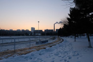 Changchun - 6 Ocak 2020 tarihinde Changchun, Çin 'de Changchun caddelerinin ön cephesi. Çin Halk Cumhuriyeti 'nin başkenti ve en büyük kentidir. Songliao Ovası' nın merkezinde yer alır..