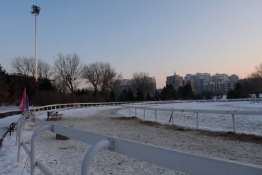 Changchun - 6 Ocak 2020 tarihinde Changchun, Çin 'de Changchun caddelerinin ön cephesi. Çin Halk Cumhuriyeti 'nin başkenti ve en büyük kentidir. Songliao Ovası' nın merkezinde yer alır..