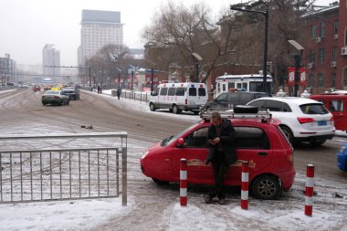 Changchun - 6 Ocak 2020 tarihinde Changchun, Çin 'de Changchun caddelerinin ön cephesi. Çin Halk Cumhuriyeti 'nin başkenti ve en büyük kentidir..
