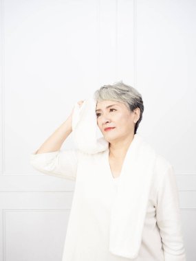 Aktif, olgun dişiler egzersiz sırasında terler ve ferahlatır..