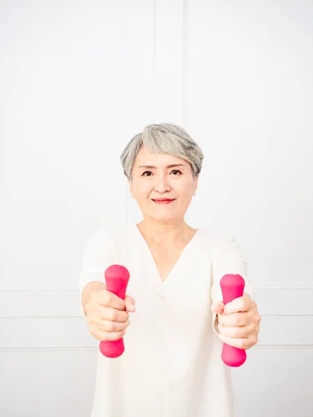Estilo Vida Saudável Sorrindo Sênior Asiático Senhora Exercício Com Halteres — Fotografia de Stock