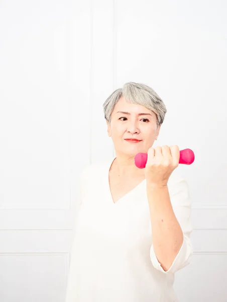 Estilo Vida Saudável Sorrindo Sênior Asiático Senhora Exercício Com Halteres — Fotografia de Stock