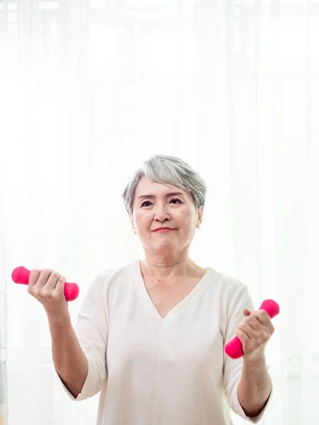 Estilo Vida Saudável Sorrindo Sênior Asiático Senhora Exercício Com Halteres — Fotografia de Stock